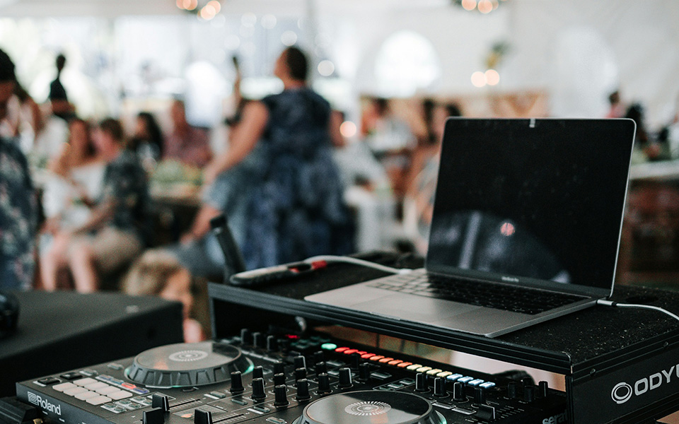 DJ-pult, bruiloft op de achtergrond