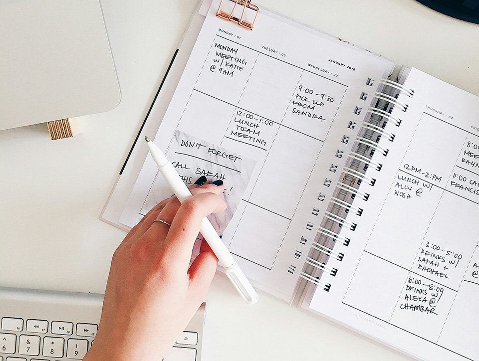 notitieboekje met gemarkeerde datums