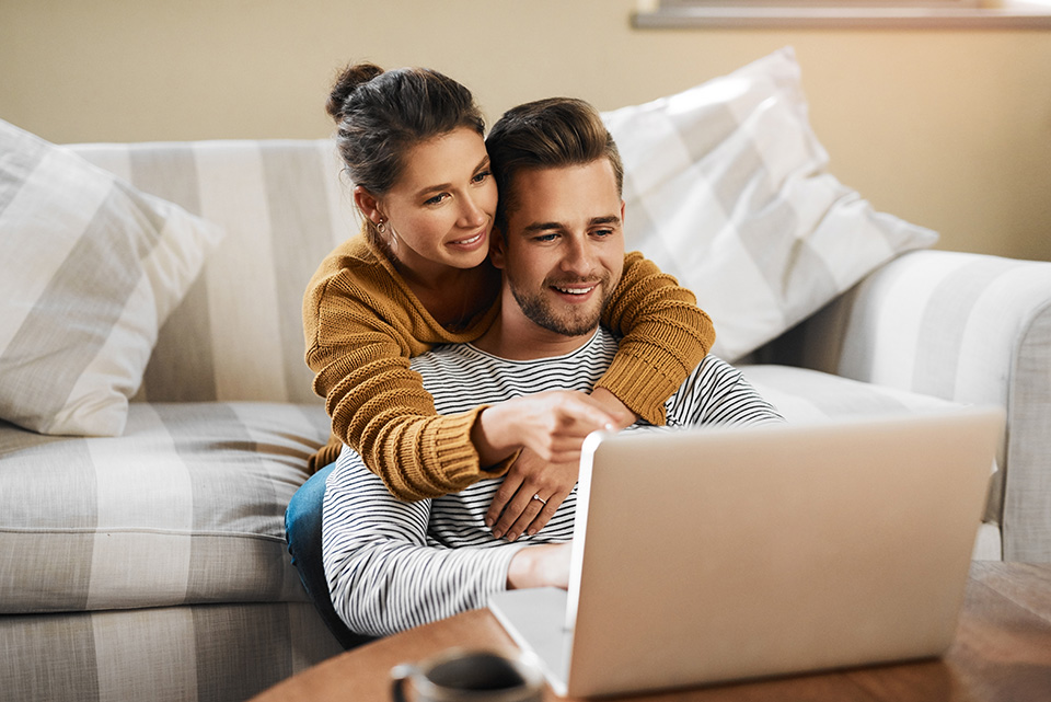 Een vrouw en een man die iets op een laptop bekijken