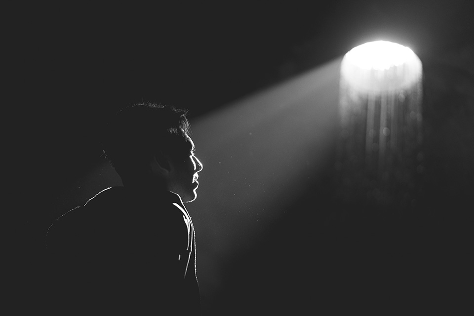 een man in dramatisch licht